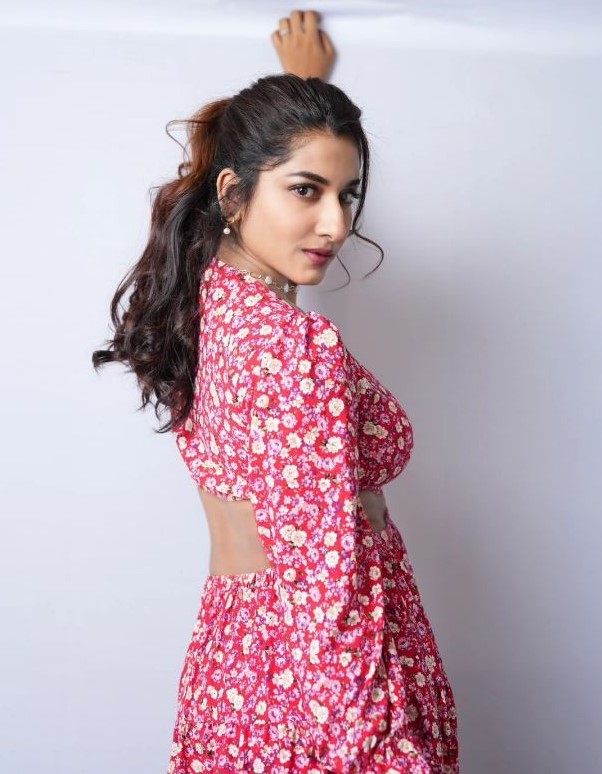 Vishnupriya Wiki, Biography, Age, Family, Height, Boy Friend, Movies, Serials, Shows, Bigg Boss 8 Telugu, And More 4 Vishnupriya 3