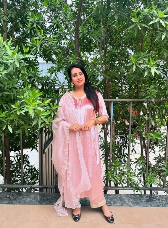 Sanjjanaa Galrani Wiki, Biography, Age, Family, Husband, Height, Movies, Bigg Boss 9 Telugu And More 9 Sanjjanaa Galrani2