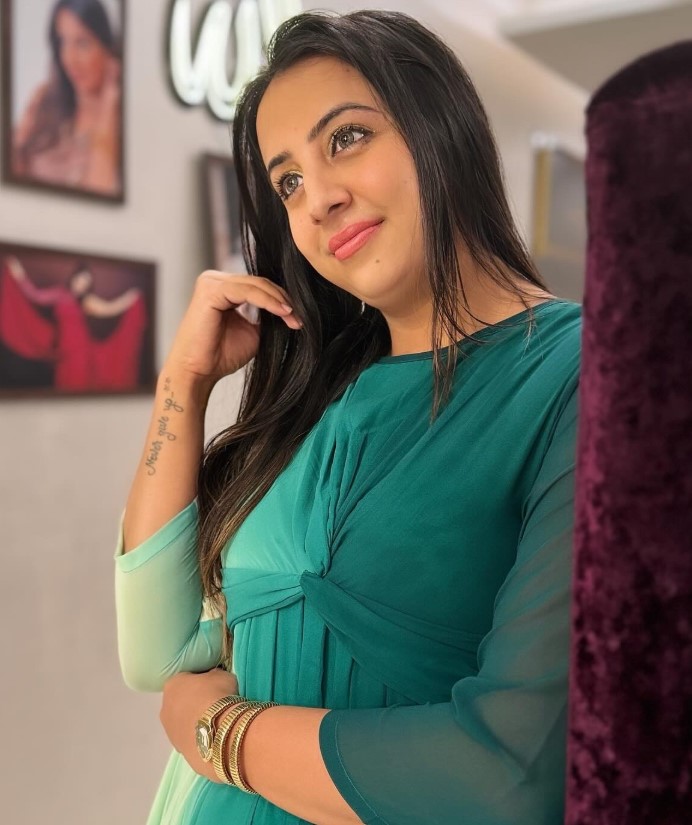 Sanjjanaa Galrani Wiki, Biography, Age, Family, Husband, Height, Movies, Bigg Boss 9 Telugu And More 5 Sanjjanaa Galrani7